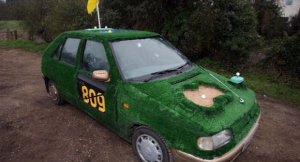 Minigolfpálya egy Skodán