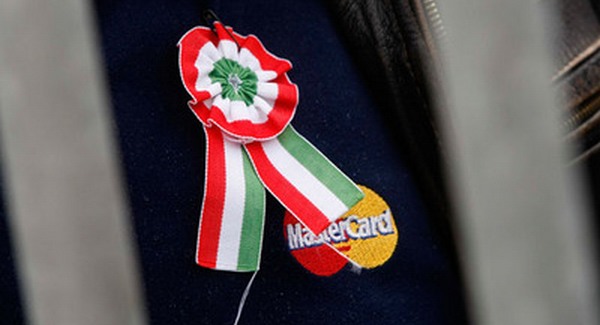 Visel-e Ön kokárdát?