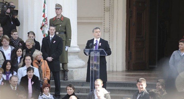 Utólag szerződtek Orbán fizetett tapsolóival