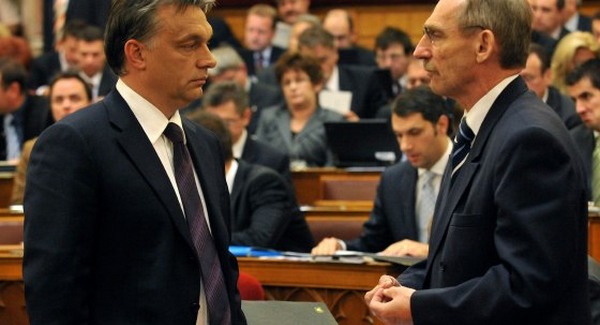 Orbán és Pintér a rendőröket sértegeti