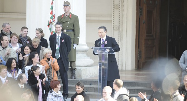 Többen rosszul lettek az Orbán-beszéd közben