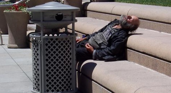 Friscóban már nem lehet a járdán üldögélni