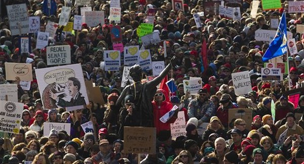 Százezren tiltakoztak Wisconsinban