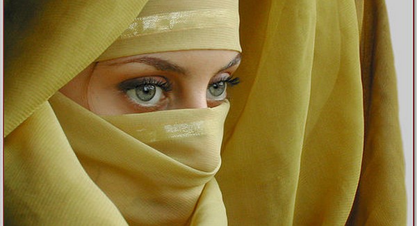 Le akarta tépni a fátylat, rasszizmussal vádolták