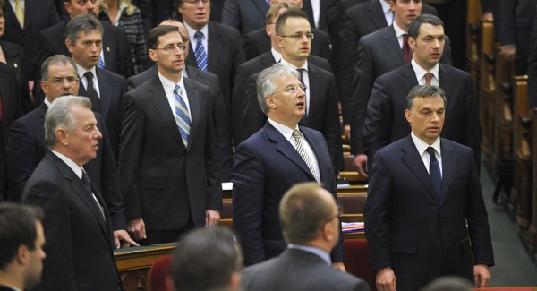 2014-ben több tucat képviselőtől válik meg a Fidesz