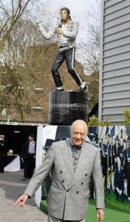Michael Jackson-szobrot avattak a Fulham stadionja előtt