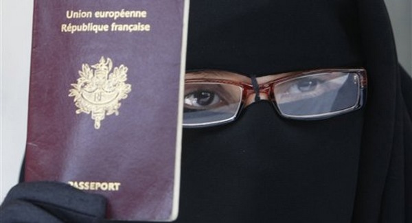 Mától tilos a burka Franciaországban