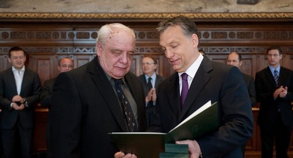 Orbán Viktor kitüntette Vlagyimir Bukovszkijt