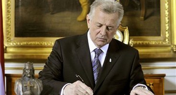 A történelemtanárok is kritizálják az új alkotmányt