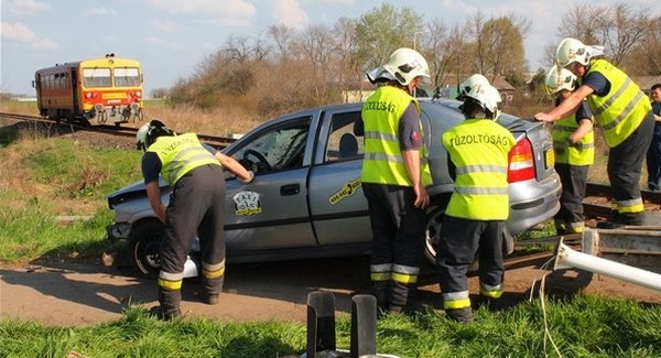 Vonat elé hajtott a taxis
