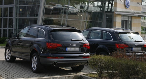 Zebrán parkolt a TEK luxusautója