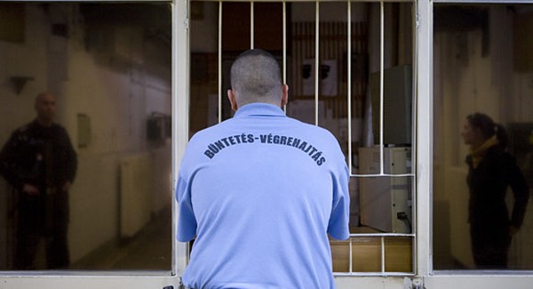 Megverték a börtönben a kiskorúakat veszélyeztető tanárt