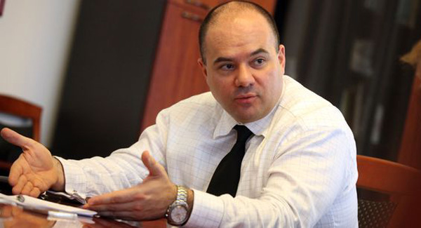 Az államtitkár jobbról előz