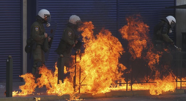 Kirúgták, Molotov-koktélt dobott a munkahelyére