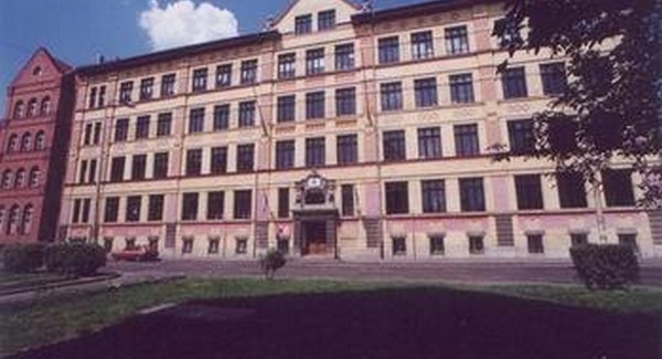 Lenyúlja az állam a legismertebb alapítványi iskolát