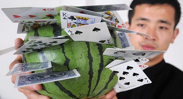 Kártyadobással szel zöldséget, gyümölcsöt 