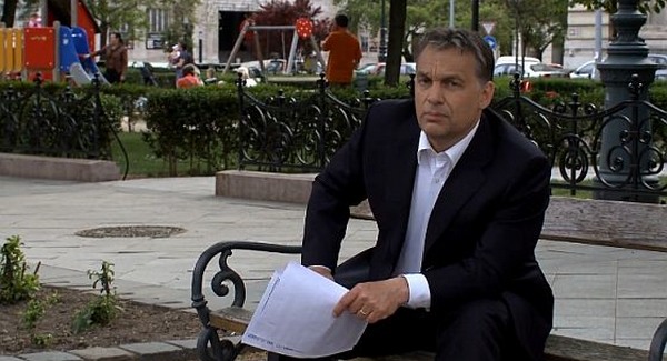 Alkotmányellenes Orbánék vonalkódos kérdőíve