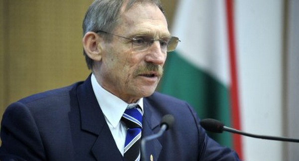 Meglopták a milliárdos belügyminisztert