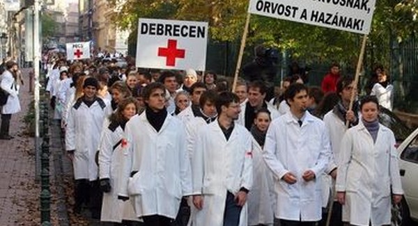 Több ezer orvos távozhat, összeomolhat a rendszer