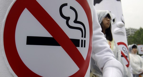 Nyalókát adtak cigarettáért cserébe a moszkvai rendőrök
