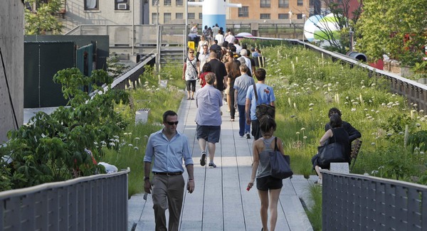 Aranyat keres egy férfi New York járdáin