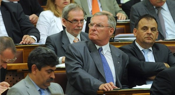 Nem szavazta le Orbánt a Fidesz frakció