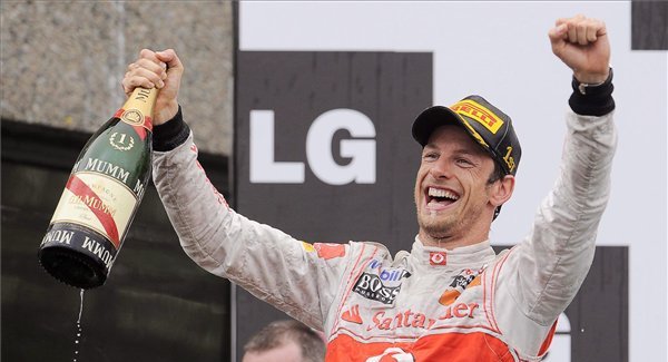 Button nyerte a maratoni esőfutamot