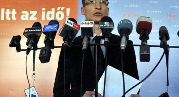 Négy honatya reggel 6-ig gyűrte egymást