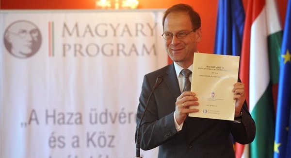 Navracsics kiszámítható életpályája a minta