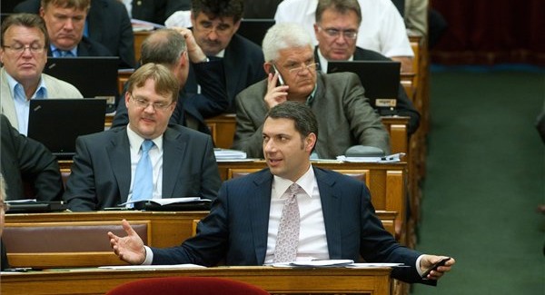 Lázár nem ért egyet Orbánnal