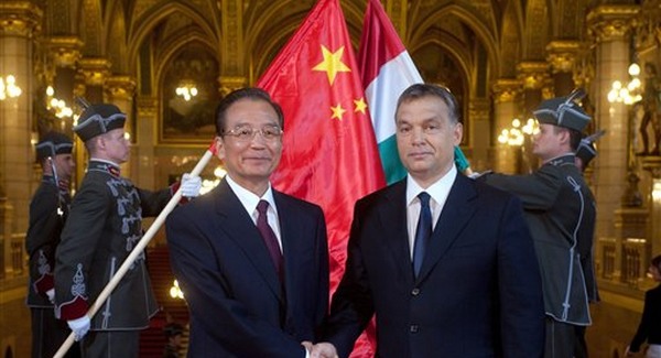 Megvásárolt politika a kínai miniszterelnök látogatása – írja a FAZ
