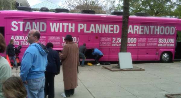 Jogi harcba kezd a Planned Parenthood