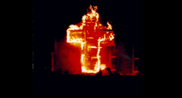 Keresztet égettek egy fekete templomnál