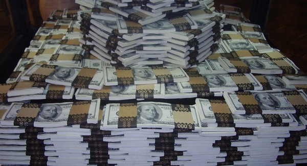 Húszmilliárdos számlakivonat az utcán