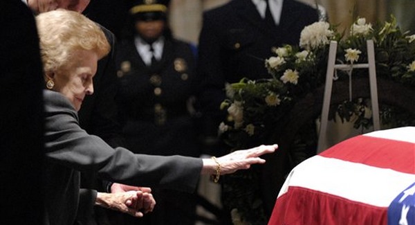 Elhunyt Gerald Ford özvegye