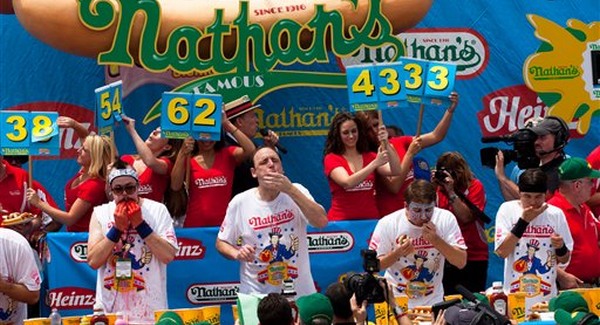 Ismét Chestnut nyerte a hotdog-evő versenyt