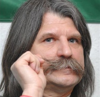 Kövér még kéreti magát