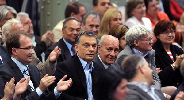 Fidesz-kongresszus: tapsolunk és félünk