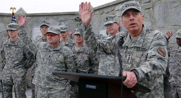 Petraeus Afganisztánban ünnepelt