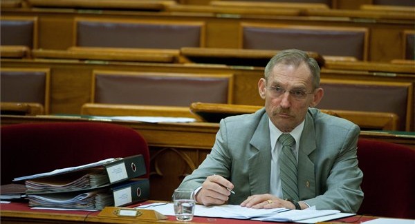 Pintér Sándor sok kérdést kapott a bizottságban