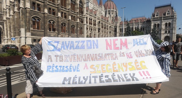 Állástalanok tüntetnek rabruhában a Kossuth téren