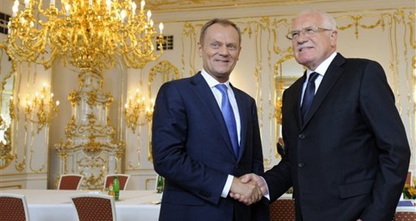 Homofób érsek támadása a prágai polgármester ellen