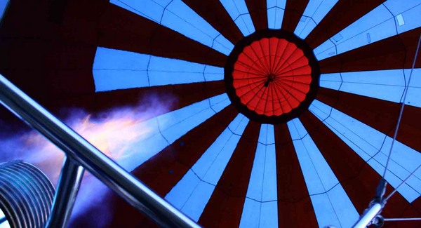 Háztetőn landolt a hőlégballon