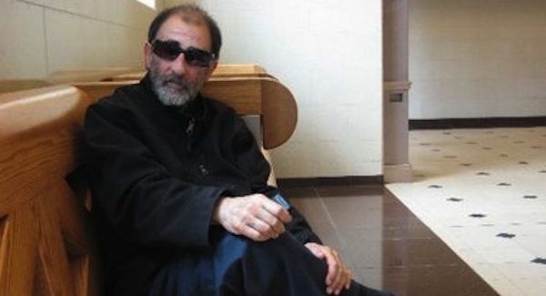 Jól keres a harcias hajléktalan