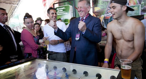 Schmitt Pál szotyizik és kimegy a drukkerek közé