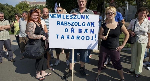 Ne tovább! - élőlánc a Parlament körül