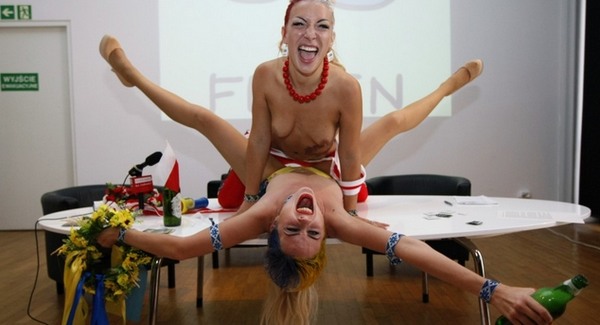 Erotikus sajtótájékoztató Lengyelországban 