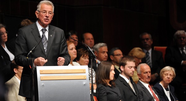 Hülyének nézi Schmitt a leendő orvosokat