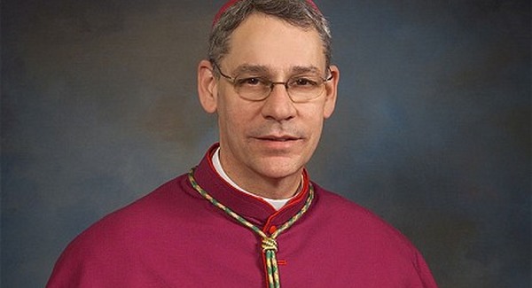 Pornóvád a püspök ellen