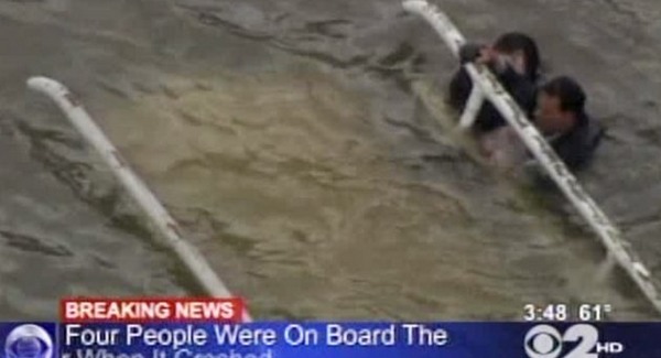 Egy helikopter az East Riverbe zuhant